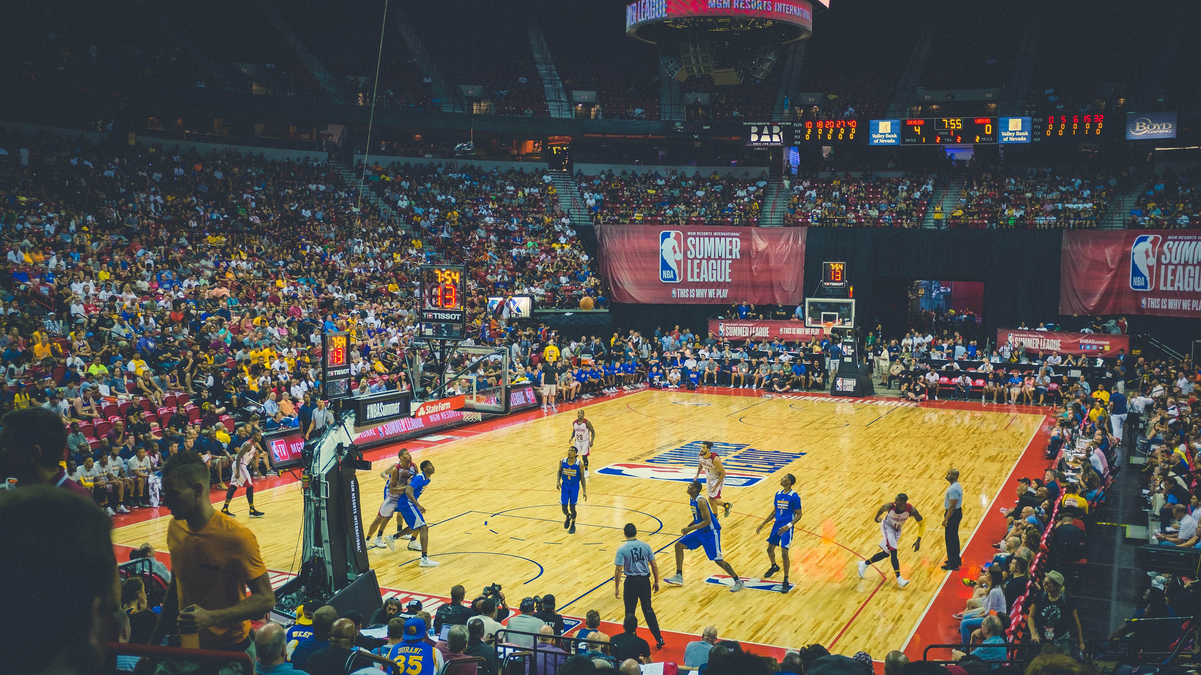 极地冰面多项赛 冰壶+短道+冬泳组合测试综合抗寒能力